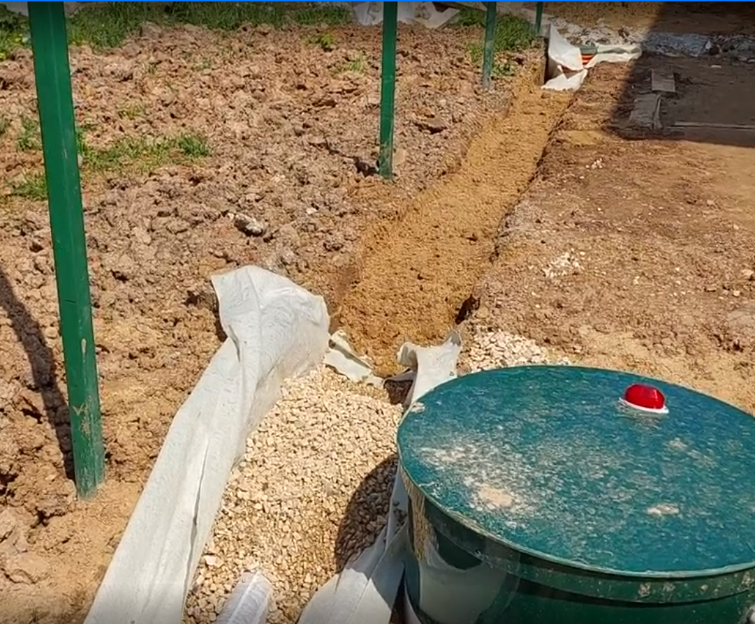 Дренаж вдоль забора.