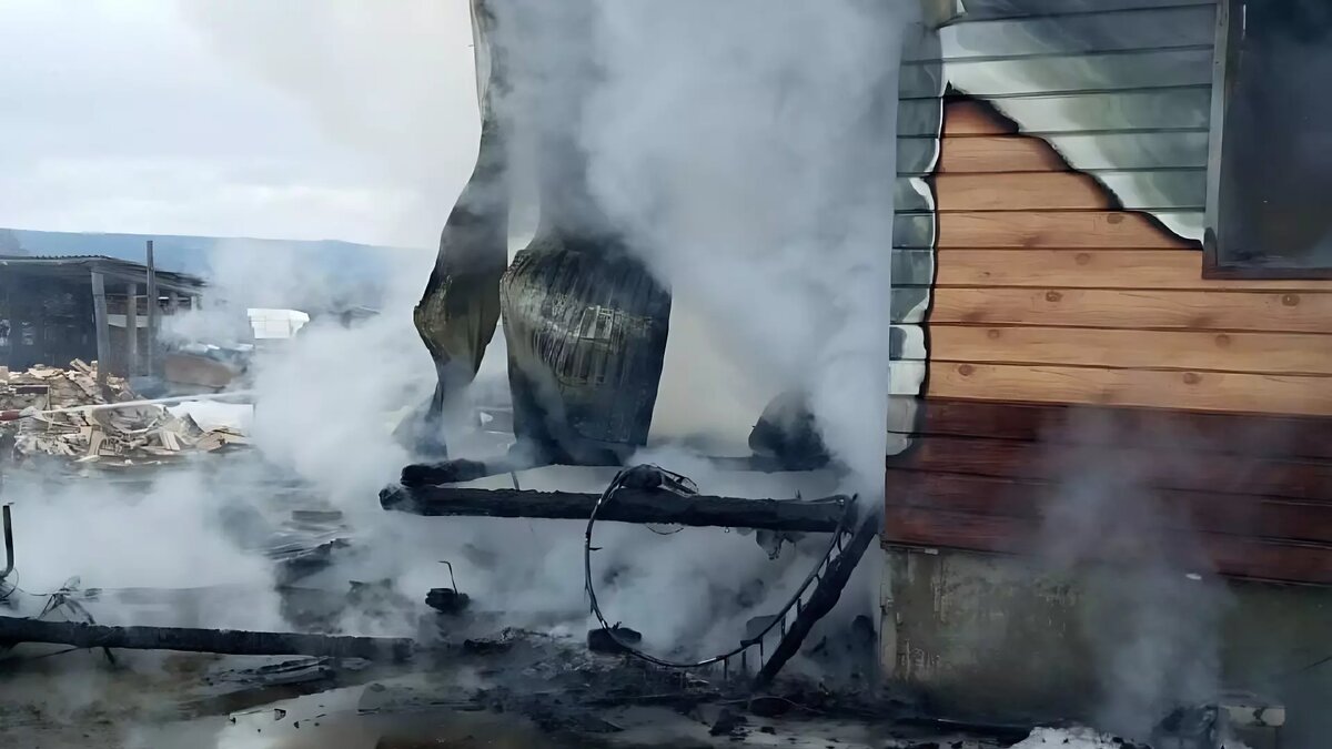     В деревне Мечетлино Салаватского района многодетная семья осталась без дома после пожара. Причиной стала неосторожность несовершеннолетних, передает МЧС по Башкирии.