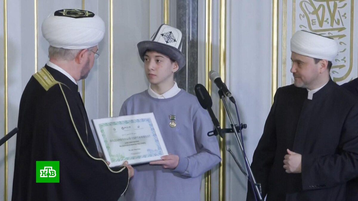 [ Смотреть видео на сайте НТВ ] Глава Духовного управления мусульман России наградил юного гардеробщика из «Крокус Сити Холла» — 15-летнего Ислама Халилова.