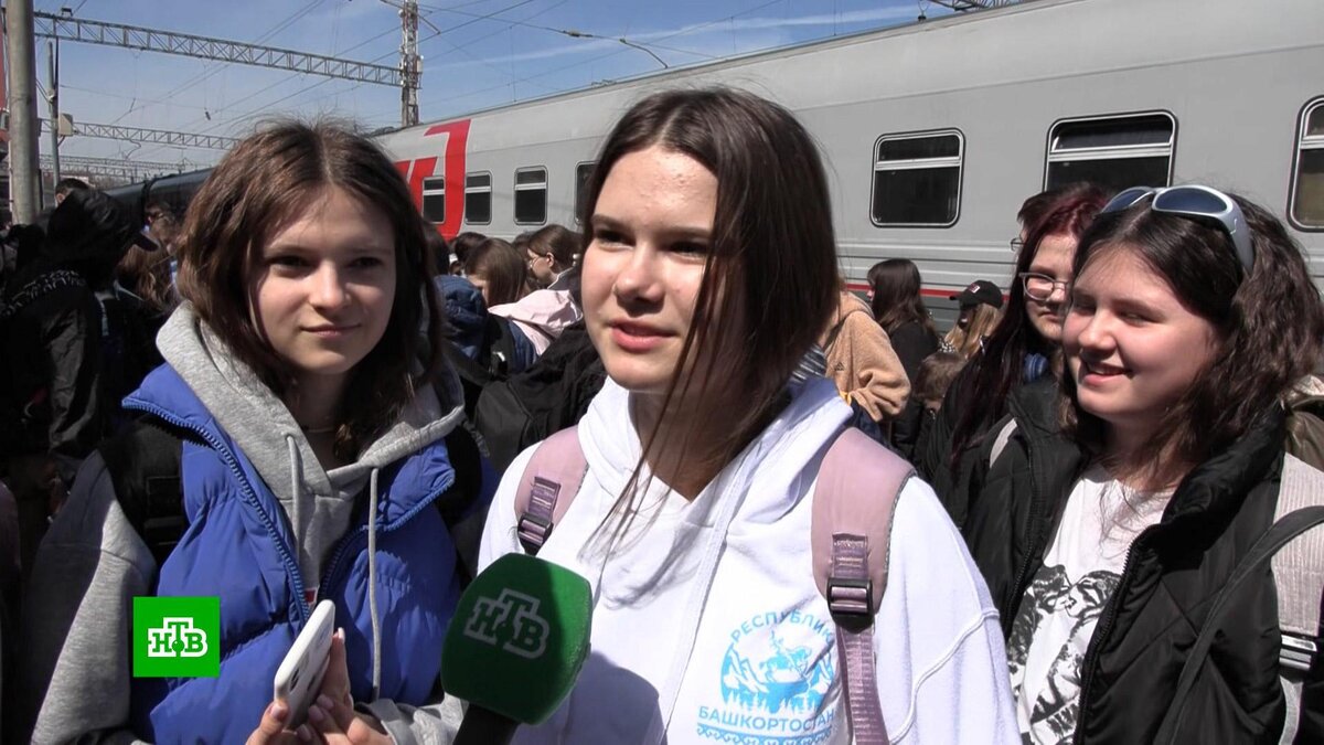 [ Смотреть видео на сайте НТВ ] Из-за обстрелов со стороны Украины из Белгородской области уже вывезли более 3500 детей.