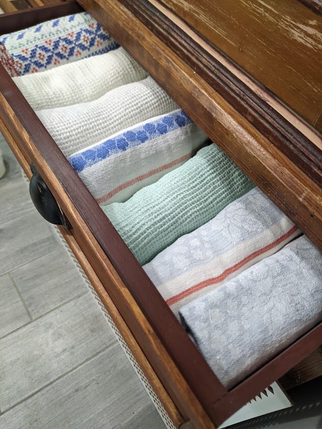 люблю такое хранение кухонных полотенец в рулончиках