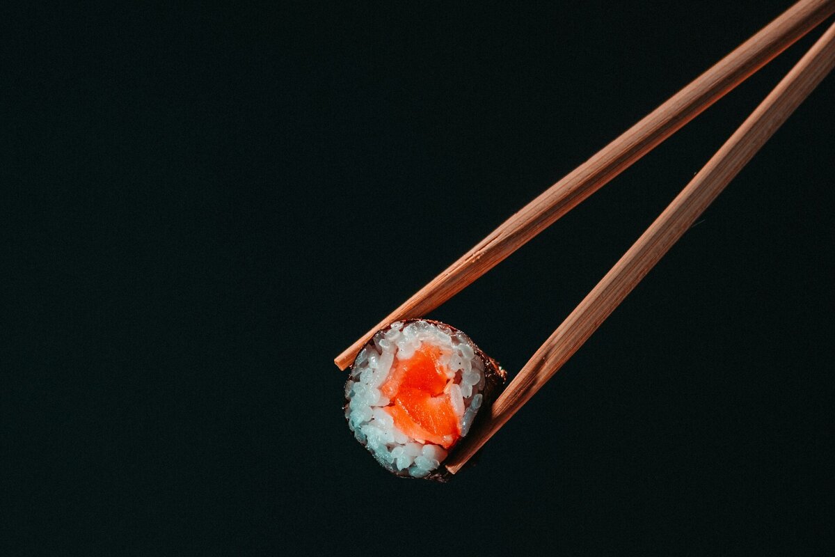     Почему жители большинства азиатских стран едят палочками?