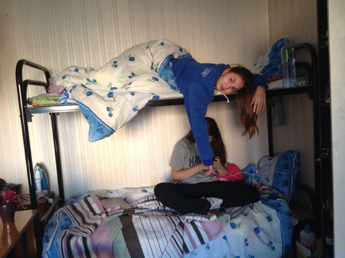Это первые дни с соседками. Нам выдали постельное бельё, мебель, мы постелились и балуемся. Я сверху. Потом "переехала" на нижнюю полку.