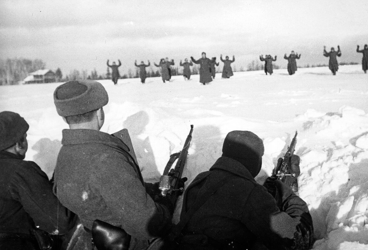 Немецкие солдаты сдаются в плен красноармейцам во время битвы за Москву