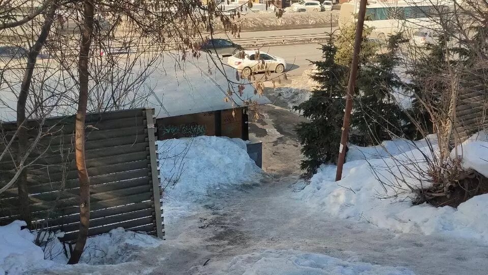     В Казани местные жители пожаловались на условия спуска с улицы Косогорной к общественному транспорту. Соответствующая публикация появилась в Telegram-канале «Казан Урбанчы».
