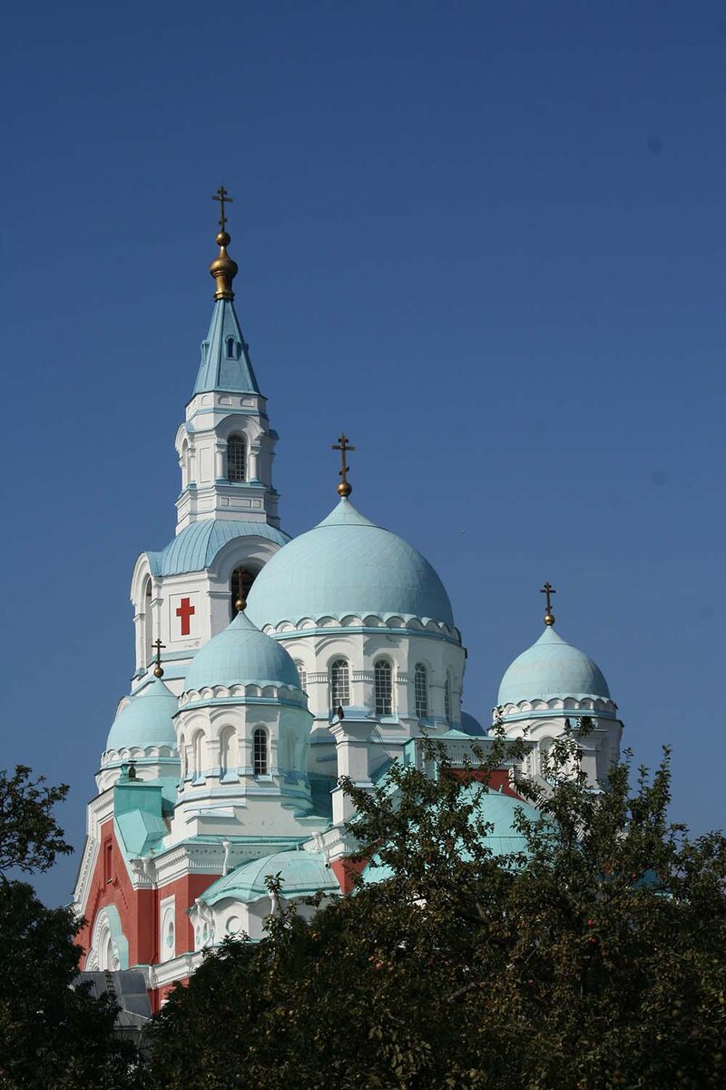 Собор в зелени