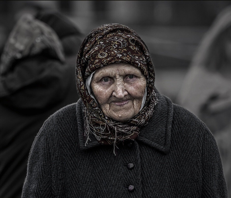 Старушка протянула конфету...
Источник фото: https://sun9-39.userapi.com/impg/c857236/v857236433/93a70/tVO2NwH1mw0.jpg?size=1200x810&quality=96&sign=49ad793fe3fbcf2c8e641b81bc44333f&c_uniq_tag=ZIt7xhxbTdSlUxZgacl2yJuOdL4ZiePPTXVr_gbKtUo&type=album