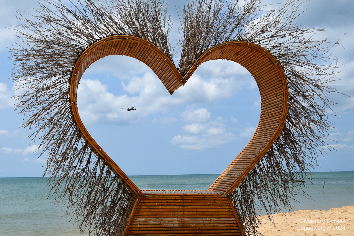 Чуть дальше по пляжу на север от магазина — кафешки и вот такое волосатое сердце. ⇆