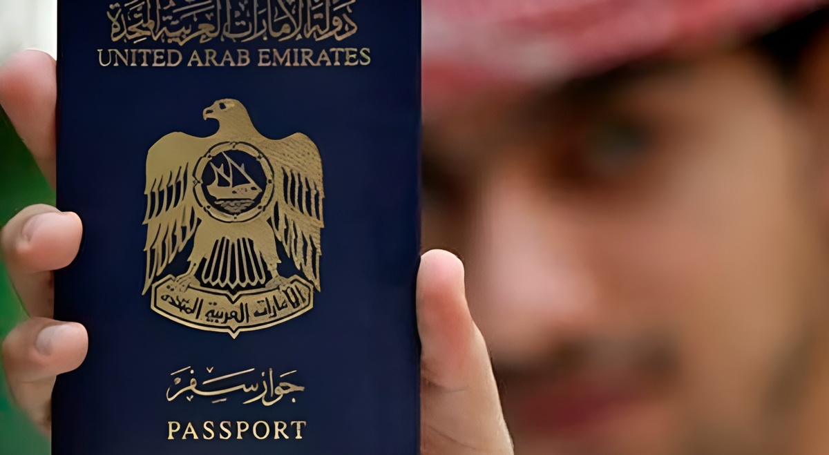 Паспорт ОАЭ и улыбчивый араб