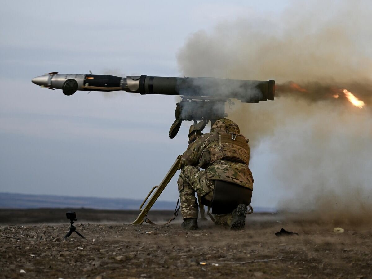    Военнослужащий ВС РФ производит стрельбу из противотанкового ракетного комплекса© РИА Новости / Станислав Красильников