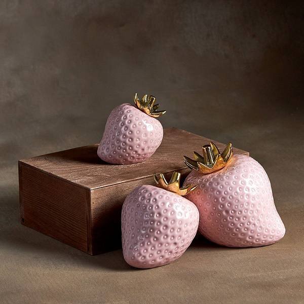 
Что креативного выбирают дизайнеры в 2024 году ?🤔 


1. Экологическое осознание.

Материалы, изготовленные из устойчивых и возобновляемых источников, будут популярными. Натуральные оттенки и элементы, такие как дерево, камень и растительные волокна, будут использоваться для создания органического и природного ощущения в интерьере🪴

2. Минимализм и функциональность.

Мебель и аксессуары с простыми линиями и максимальной практичностью будут в центре внимания. Многофункциональные предметы, такие как раскладывающиеся столы и складные стулья, помогут максимизировать использование пространства в маленьких квартирах🪑

3. Смелые и нестандартные цветовые решения.

Мир декора будет оживать яркими и необычными цветами. Отважные комбинации и сочетания цветовых групп будут создавать уникальные и запоминающиеся интерьеры. Броские акценты и яркие аксессуары добавят в дом новые нотки энергии и страсти❤️‍🔥 

4. Технологические инновации.

Умные дома становятся все более популярными, предлагая возможности автоматизации и управления устройствами с любой точки мира. Гибкие дисплеи и интеллектуальное освещение будут способствовать созданию современных и технологичных интерьеров📱

5. Искусство и персональный штрих.

Ручная работа и уникальные элементы будут оцениваться выше всего. Вещи с историей и душой станут ценными акцентами в декоре. Выполненное с любовью искусство и вещи, сделанные вручную, будут использоваться для придания дому индивидуальности и уюта🖼️

Помните, что важнее всего создать дом, который вас восхищает и в котором вам комфортно☝🏻❤️