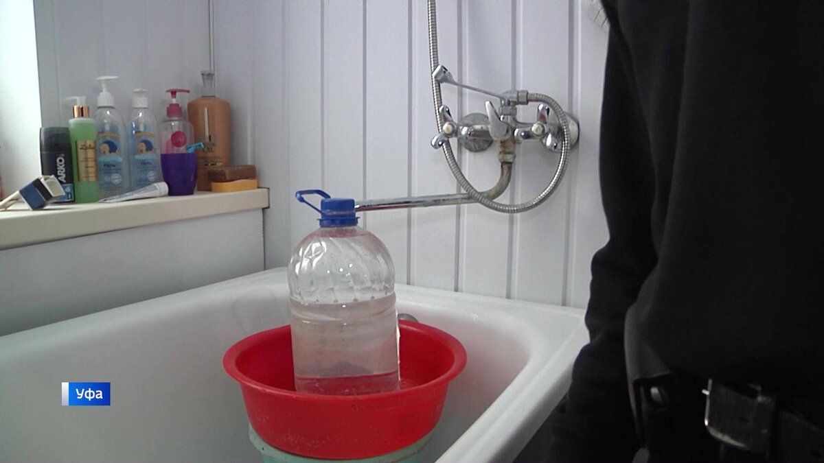    В Уфе жители двухэтажки лишились канализации и вынуждены ходить в туалет в торговый центр - сюжет "Вестей"