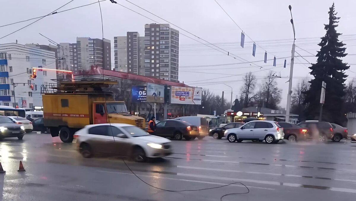     В Уфе на протяжении нескольких дней происходит обрыв троллейбусных проводов. Об этом сообщают сами горожане, информация появилась в городском Telegram-канале про электротранспорт.