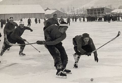  Хоккей с мячом является зимней спортивной игрой, которая проводится на льду с участием двух противоборствующих команд.