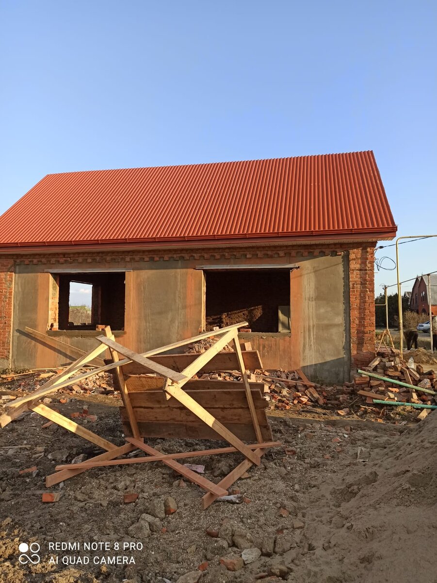 Прорубили оконные проемы