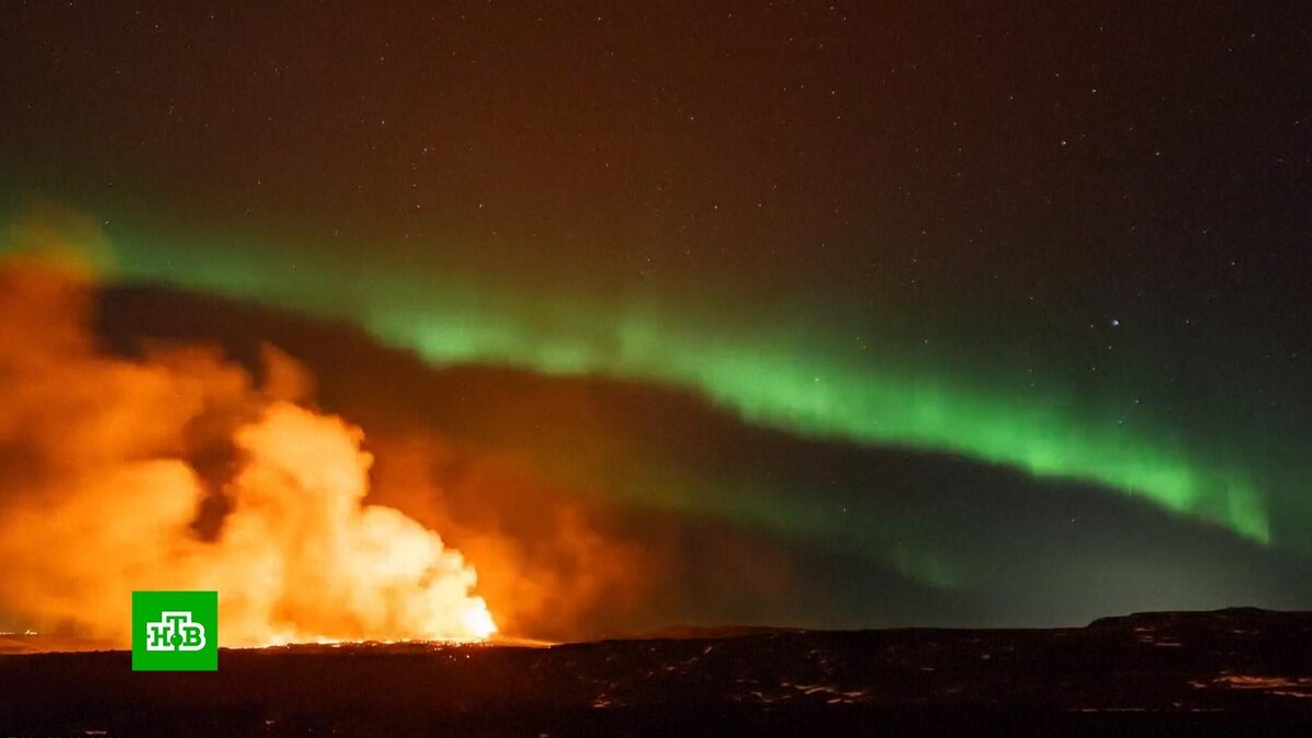 [ Смотреть видео на сайте НТВ ] Живописные кадры удалось снять в Исландии на полуострове Рейкьянес, где сейчас происходит извержение вулкана.