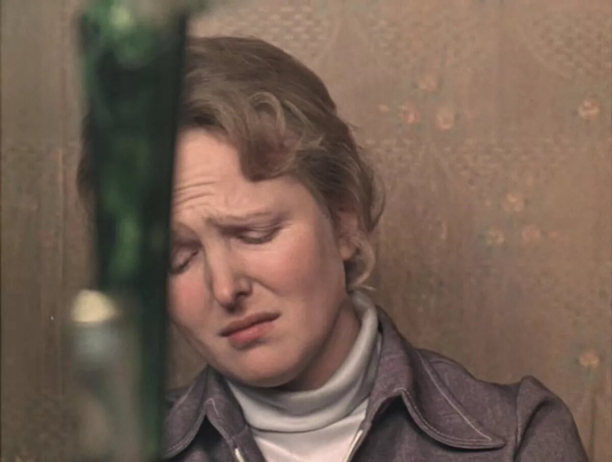 Меня тут попросили поделиться мнением о советском фильме 1979 года "Жена ушла". Выполняю просьбу.  Итак. Сюжет картины довольно прост: Муж, Жена, общий ребенок.