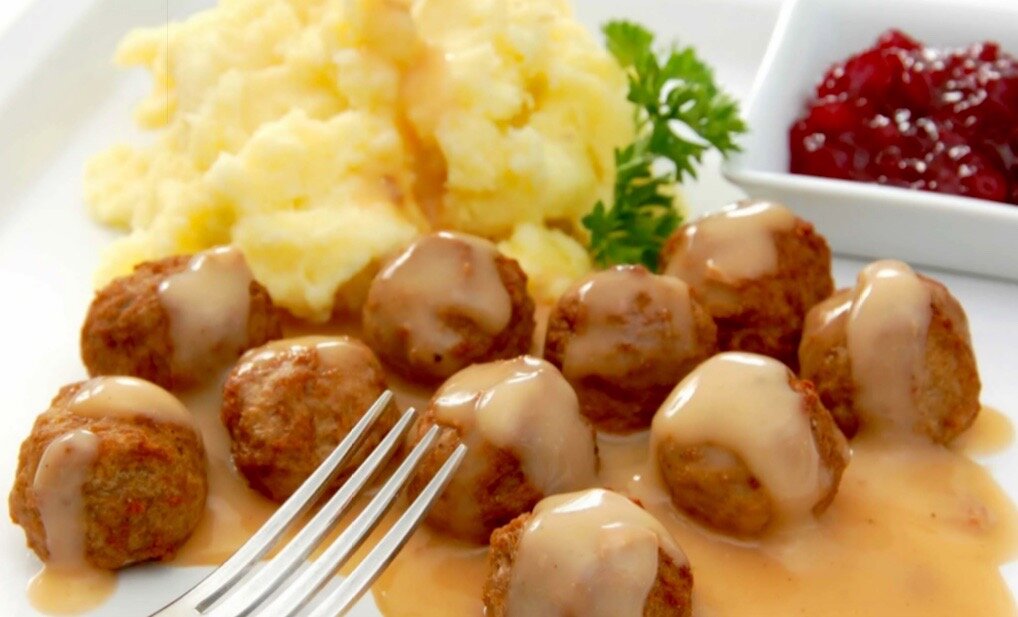 Фрикадельки шведские с картофелем и клюквенным соусом.