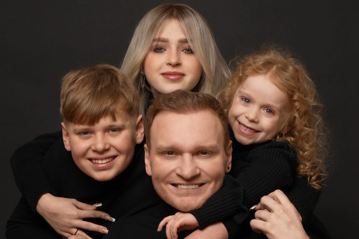 счастливая женщина в семье. семья из трех дам. семья с тремя детьми. женщина в семье. семейная фотосессия с тремя детьми в студии.