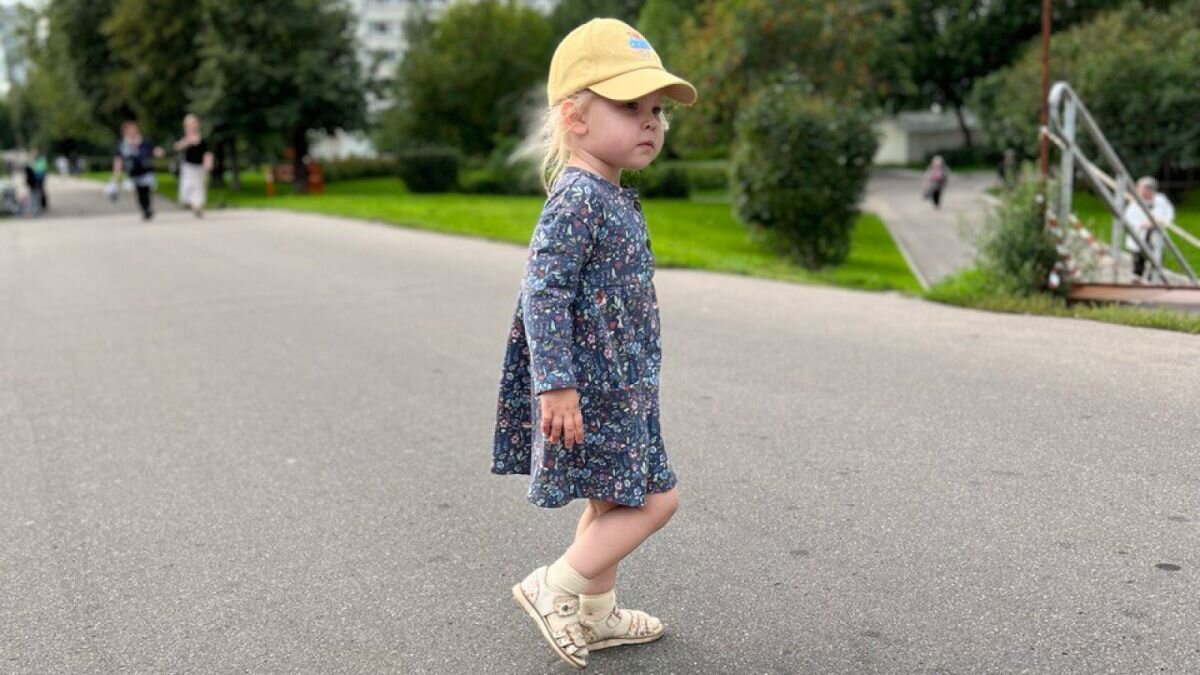 Весной родители открывают шкаф и понимают, что вся детская одежда за зиму стала мала. Источник: личный архив автора📷
