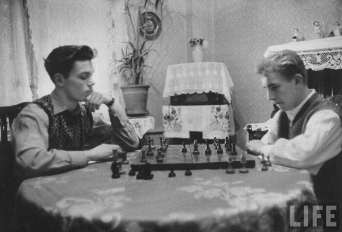 Алексей играет в шахматы с другом [6]