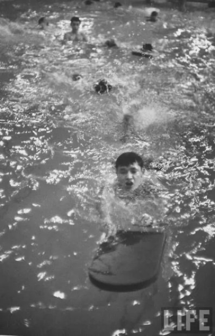 Занятия Стивена в секции плавания [6]