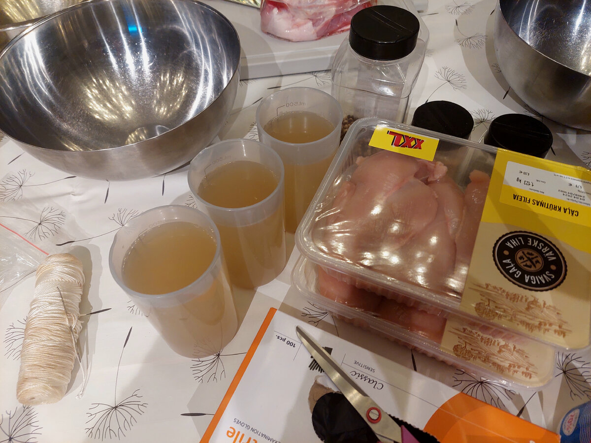 Мясо, бульон и специи - вот и все необходимые продукты