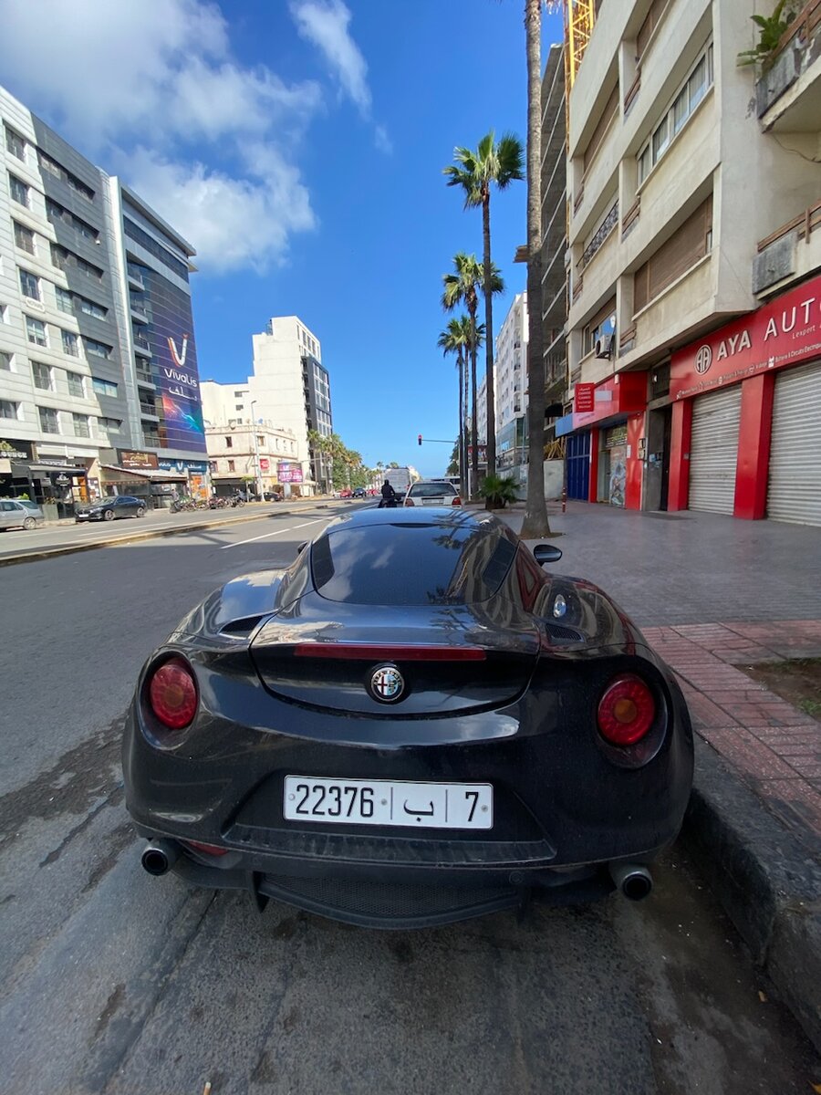 Жаль, что это не такси, просто красивая Альфа Ромео на улице Касабланки😊