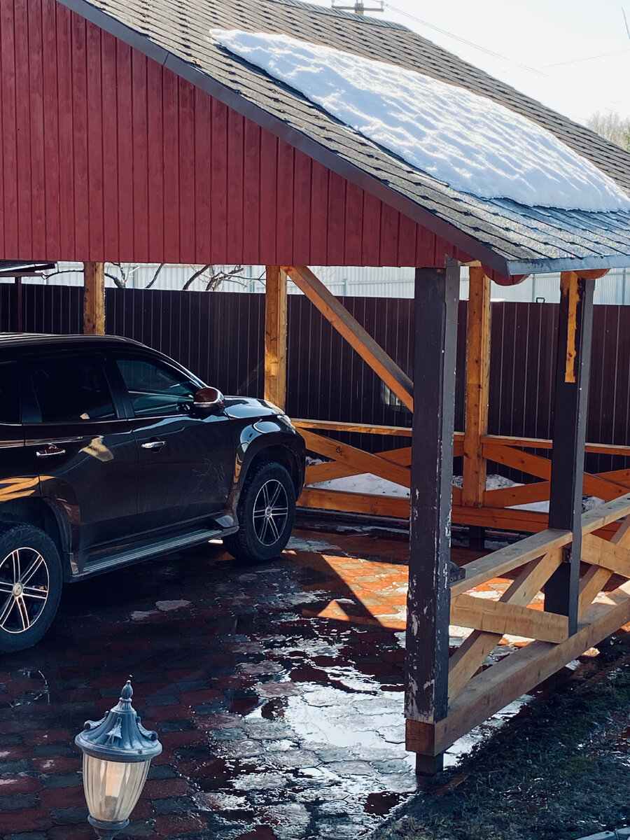 Фронтоны покрашены, а все что под ними еще предстоит почистить, а потом покрасить. Везде фото автора.