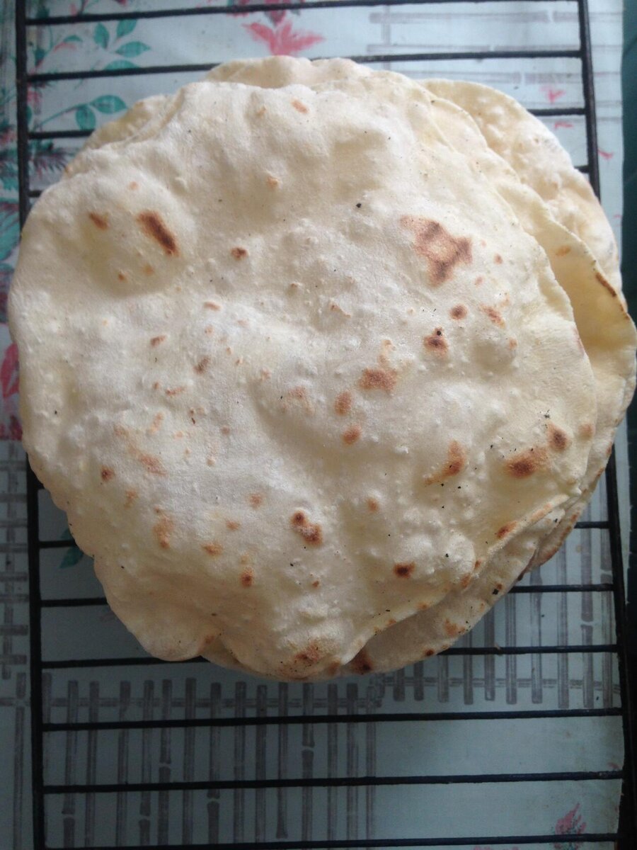 Для теста:                                                                                                                                              Мука - 500 гр
Вода - 2 стак
Соль - 1 щепотка
Сахар - 0.5 ч/л