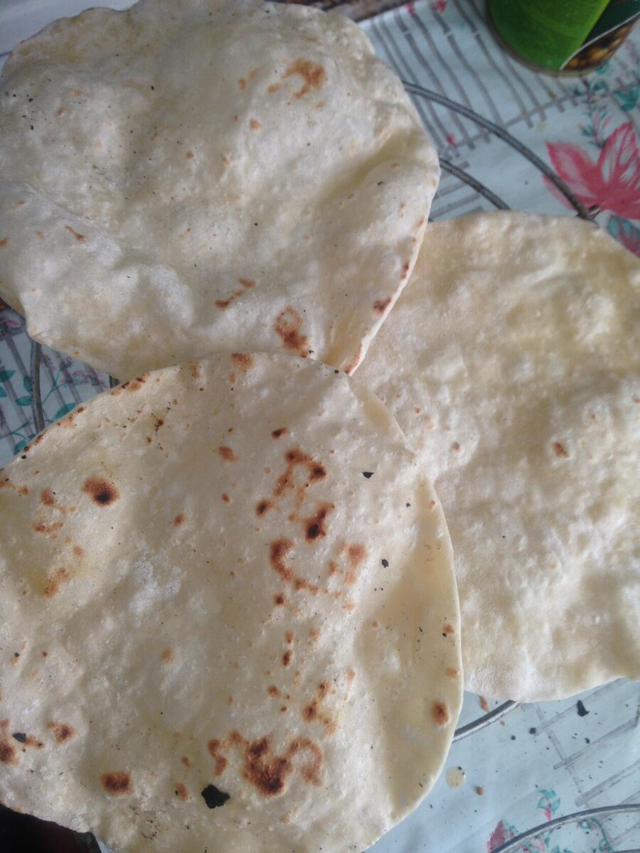 Смешайте все ингредиенты и замесите тесто, но учтите, что муки может понадобится чуть больше или меньше. Ориентируйтесь на консистенцию теста. Оно должно быть эластичным, не липким, как на пельмени. Разделите тесто на части и раскатайте тонкие лепешки ( толщиной 3-4 мм, по диаметру сковородки).