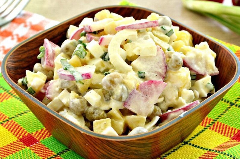 Редиска - 150 гр                                                                                                                                             Яйца куриные - 2 шт
Картофель - 2 шт
Зеленый горошек - 1 банка
Зеленый лук - 1 пучок                                                                                                                               лук - 1 
Майонез
Соль - по вкусу