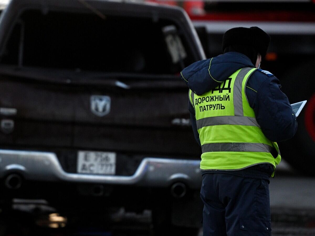    Сотрудник ГИБДД возле автомобиля© РИА Новости / Владимир Астапкович