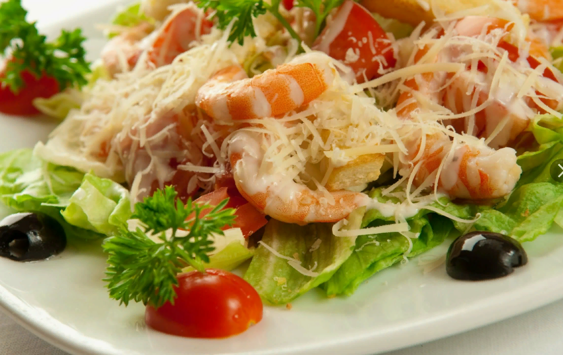 Классический салат Цезарь с морепродуктами Ингредиенты: ✅ оливковое масло 80 мл; ✅ чеснок 2 зубчика; ✅ горчица 1 ч.ложка; ✅ лимонный сок 2 ст.