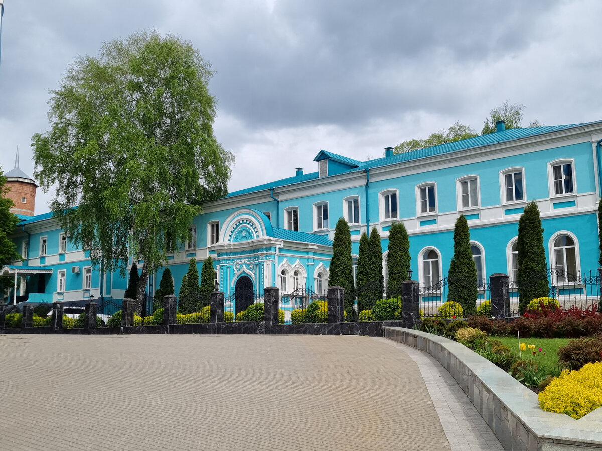 В гости к Тихону Задонскому. Задонский Рождество-Богородицкий монастырь  зазывает с трассы М4 своим праздничным видом. | Сила Мест | Дзен