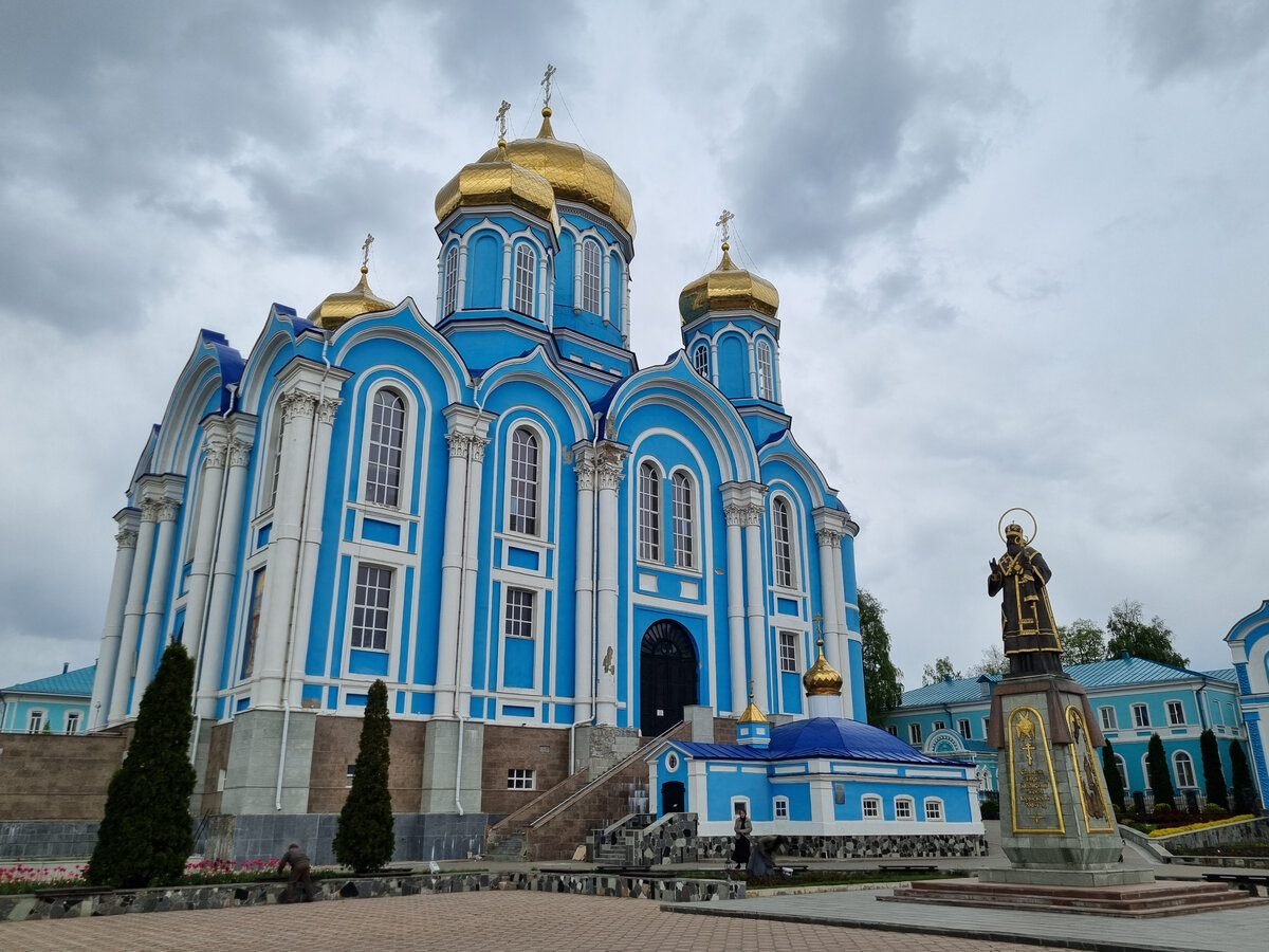 В гости к Тихону Задонскому. Задонский Рождество-Богородицкий монастырь  зазывает с трассы М4 своим праздничным видом. | Сила Мест | Дзен