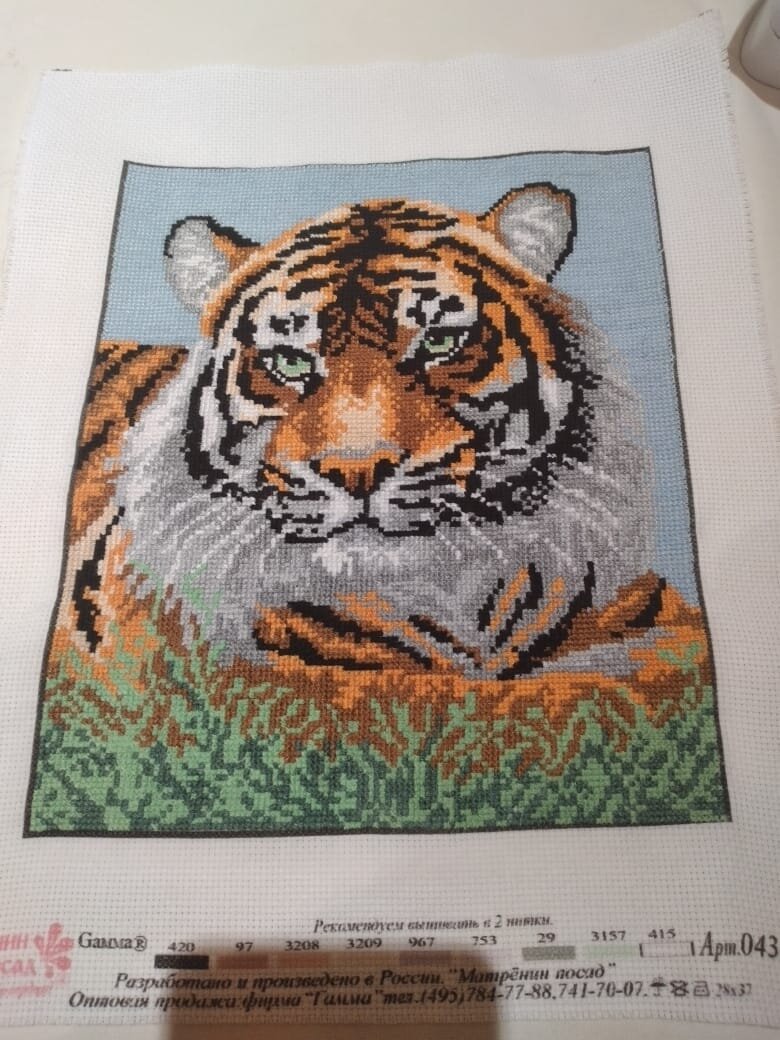 Я вышиваю по наборам. А тут подарили мне канву с нанесенным рисунком. Плюс наборов что там все готовое, а тут пришлось нитки самой подбирать из остатков. Благо, у меня есть они ) Вроде симпатичный вышел ) Такую вышивку в раму я не вставляю, поэтому быть ему подушкой )