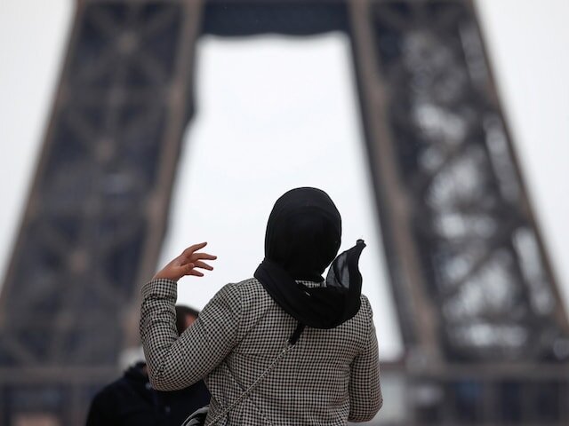 Во французских школах запрещено носить религиозные атрибуты с 2004 года.