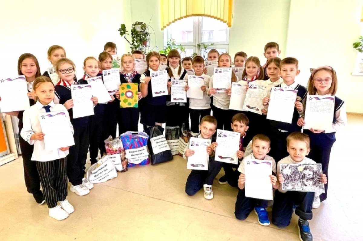    Учащиеся школы № 115 с письмами военным.