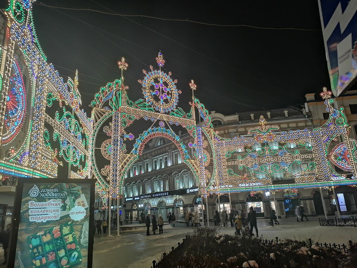 Новогоднее украшение главной улицы туристов