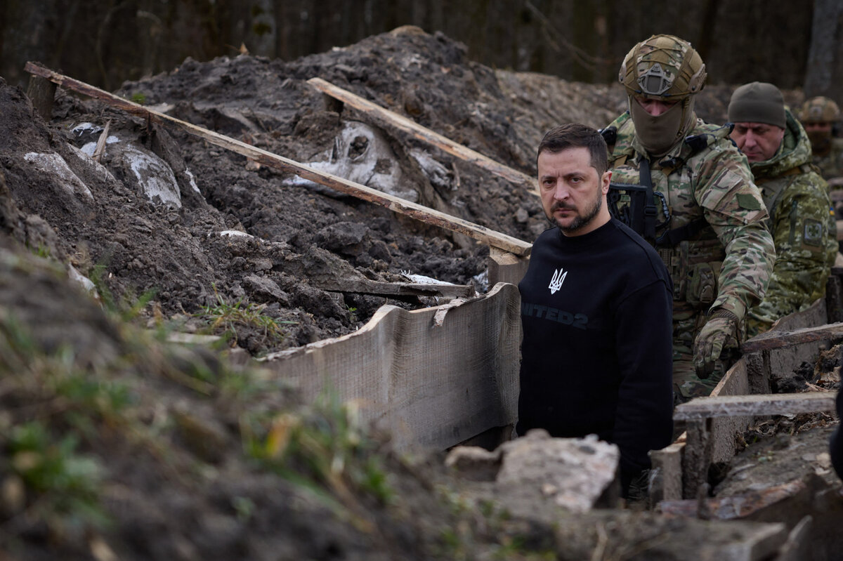     Владимир Зеленский в зоне СВО в Сумской области / AFP / Handout / UKRAINIAN PRESIDENTIAL PRESS SERVICE