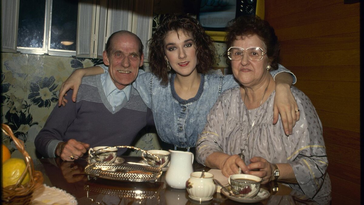 Sobli / RDB/ ullstein bild via Getty Images📷Селин Дион с родителями Адемаром Дионом и Терезой Танге-Дион, 1988 год