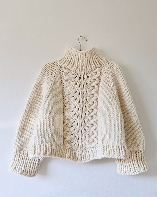 Объемный джемпер, связанный регланом. Источник: ravelry.com