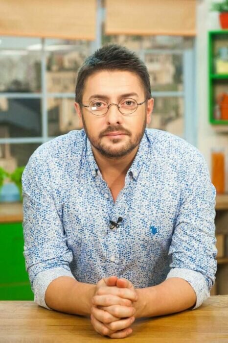 Алексей суханов фото Почему ведущий Алексей Суханов вычеркнул из своей жизни мать и хотел сжечь паспо