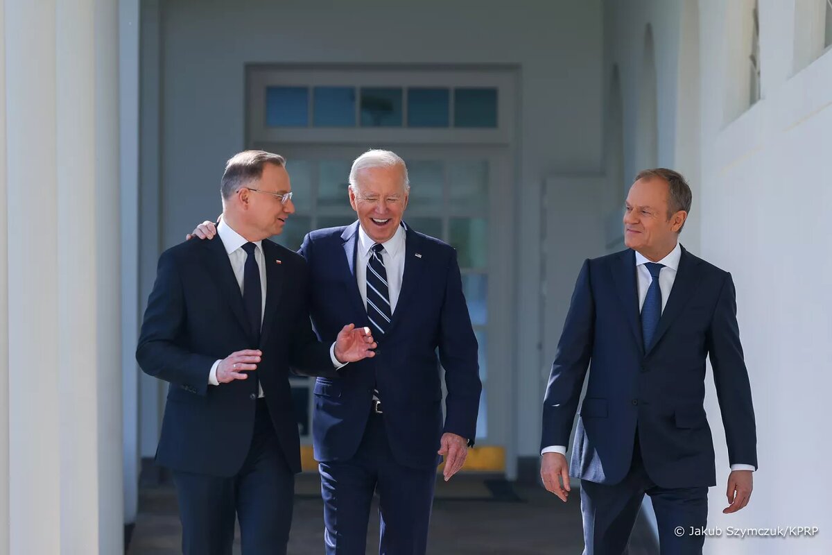 Президент Дуда (слева) и премьер-министр Туск (справа) встретились с президентом Байденом в Белом доме.
