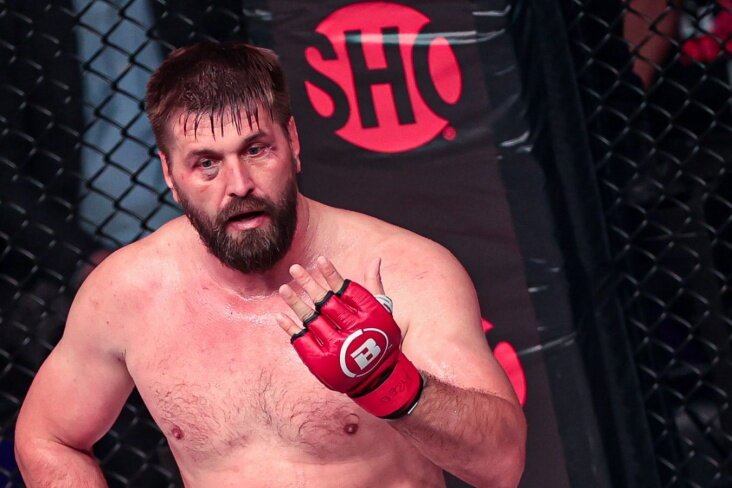 В 2013 году Виталий Минаков с ноги ворвался в заокеанский промоушн Bellator. 3 досрочных победы и, как вишенка на торте, бой против соотечественника Александра Волкова и чемпионский пояс.-5