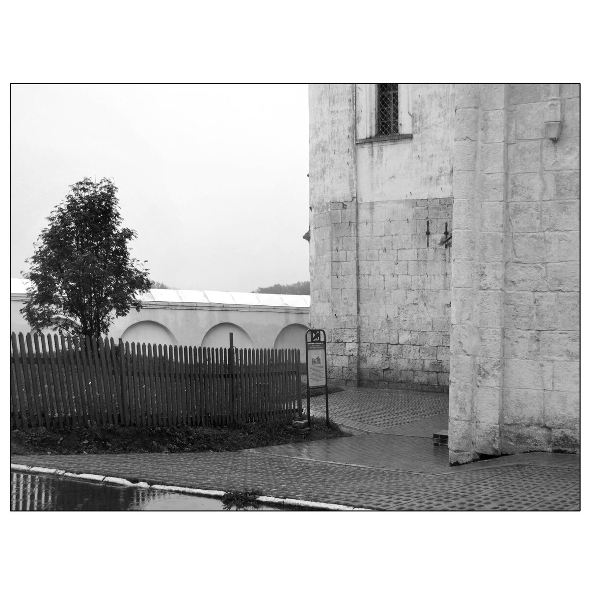 2012г. У храма Андрея Боголюбского. Поселок Боголюбово