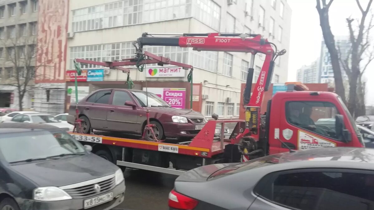     В Тюмени с 1 апреля вступят в силу изменения в правила возврата автомобиля после эвакуации. Теперь водителю, транспортное средство которого эвакуировали, придется вызывать наряд ДПС на место, с которого был увезен авто.