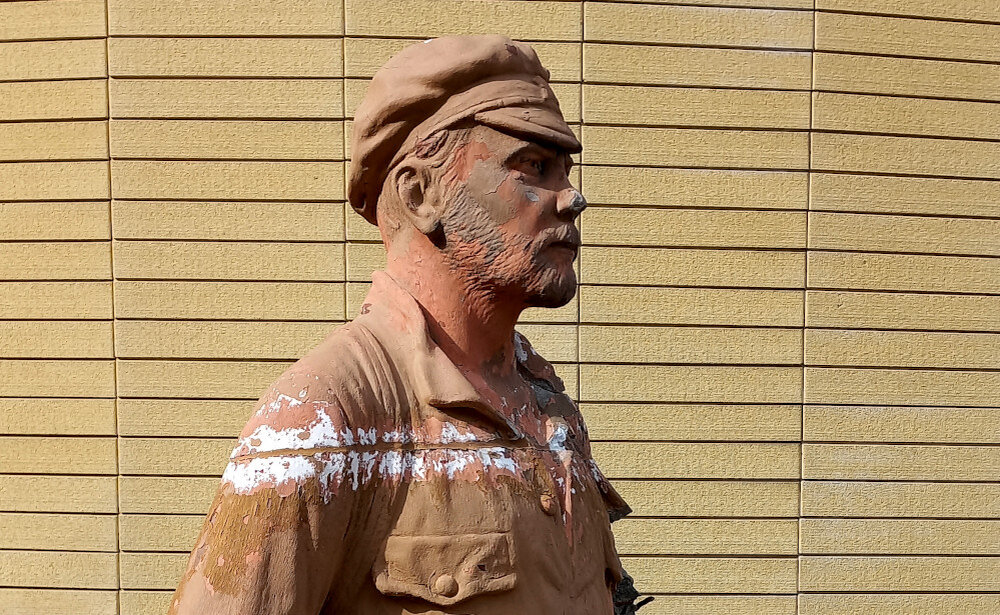 Памятник актеру Анатолию Кузнецову в образе товарища Сухова.фото март 2024 года