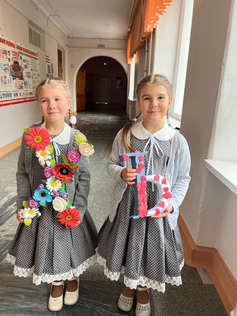 Наши буквы, которые мы сделали из того, что нашли дома. Картон, утеплитель для труб, фоамиран и заколки из него, которые я делала сама, ткань и гофробумага - все пошло в ход 